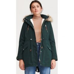 Ocieplana parka z kapturem - Khaki. Brązowe parki damskie Reserved, bez wzorów, z kapturem. Za 299,99 zł.