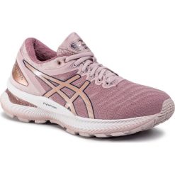 Buty ASICS - Gel-Nimbus 22 1012A487 Watershed Rose/Rose Gold 702. Różowe buty sportowe damskie Asics, bez wzorów, z tworzywa sztucznego, sportowe, do biegania. Za 749,00 zł.