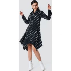 NA-KD Asymetryczna sukienka koszulowa midi - Black,Multicolor. Czarne sukienki damskie NA-KD, bez wzorów, z poliesteru, z asymetrycznym kołnierzem, z długim rękawem, długie, midi, asymetryczne. W wyprzedaży za 48,58 zł.