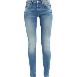 Tommy Jeans MID RISE SKINNY NORA Jeans Skinny Fit florida light blue stretch. Niebieskie jeansy damskie marki Tommy Jeans. W wyprzedaży za 404,10 zł.