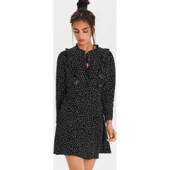 Wzorzysta sukienka mini - Czarny. Czarne sukienki damskie Cropp, s, bez wzorów, bez kołnierzyka, bez rękawów, mini. Za 79,99 zł.