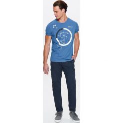T-shirty męskie: T-SHIRT MĘSKI Z NADRUKIEM