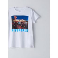 Koszulka Riverdale -. Koszulki damskie Cropp, s, bez wzorów, bez kołnierzyka, bez rękawów. Za 59,99 zł.