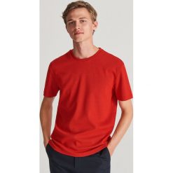 T-shirt ze strukturalnej dzianiny - Czerwony. Czerwone t-shirty męskie Reserved, xl, bez wzorów, z dzianiny, bez kołnierzyka. W wyprzedaży za 24,99 zł.