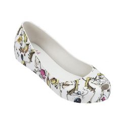 Baleriny w kolorze białym ze wzorem. Białe baleriny dziewczęce Melissa, Pepe Jeans, bez wzorów, bez obcasa. W wyprzedaży za 169,95 zł.