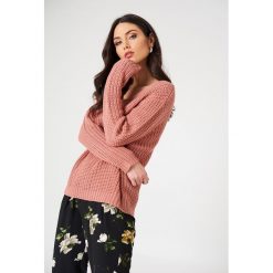 Swetry klasyczne damskie: Rut&Circle Sweter z dekoltem V Mira – Pink