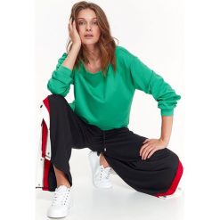 ZIELONA BLUZA DAMSKA Z OZDOBNYMI SPORTOWYMI TAŚMAMI NA PLECACH. Zielone bluzy sportowe damskie marki Top Secret, na lato, z dzianiny. W wyprzedaży za 39,99 zł.