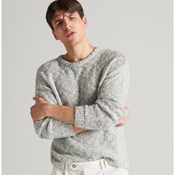 Sweter ze strukturalnej dzianiny - Wielobarwn. Szare swetry klasyczne męskie marki Reserved, s, z dzianiny. Za 139,99 zł.