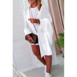 Sweter damski FANCY WHITE. Białe bluzy damskie Sweter damski FANCY WHITE, uniwersalny, bez wzorów. W wyprzedaży za 89,00 zł.