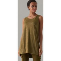 Top oversize z dekoltem na plecach - Khaki. Brązowe topy damskie Mohito, s, bez wzorów, z dekoltem na plecach. Za 69,99 zł.