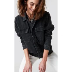 NA-KD Kurtka jeansowa z dużymi kieszeniami - Black. Czarne bomberki damskie NA-KD Trend, z jeansu. Za 283,95 zł.