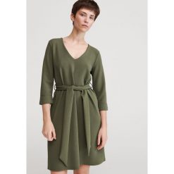 Dzianinowa sukienka z paskiem - Khaki. Brązowe sukienki damskie Reserved, s, bez wzorów, z dzianiny, bez kołnierzyka, bez rękawów. Za 119,99 zł.