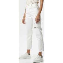 Białe Jeansy Mom Fit Caprio. Białe jeansy damskie Born2be, w paski, z jeansu, z podwyższonym stanem. Za 109,99 zł.