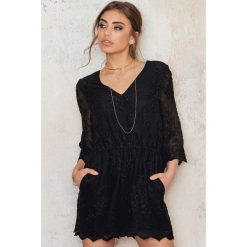 Kombinezony damskie: NA-KD Boho Kombinezon z haftem – Black