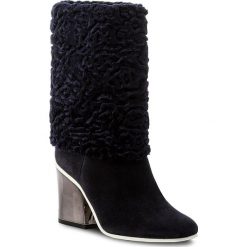 Buty zimowe damskie: Kozaki BALDOWSKI – D02168-3868-G07 Zamsz Granat/Karakuł