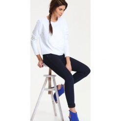BLUZA NIEROZPINANA DAMSKA Z APLIKACJĄ. Białe bluzy damskie DRYWASH, s, z aplikacjami, z jeansu, bez rękawów, bez kaptura. W wyprzedaży za 49,99 zł.