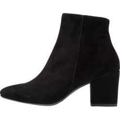 CTWLK DELTA Ankle boot black. Czarne botki damskie marki CTWLK, z weluru, bez obcasa, bez zapięcia. Za 589,00 zł.