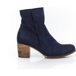 Botki na słupku z wywijaną cholewką - skóra naturalna - model 454 - kolor granat nubuk. Botki damskie Zapato, na wiosnę, ze skóry, eleganckie, za kostkę, na wysokim obcasie, na obcasie, na zamek. Za 399,00 zł.