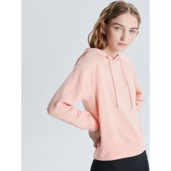 Gładka bluza z kapturem - Różowy. Różowe bluzy damskie Cropp, s, bez wzorów, bez rękawów, z kapturem. W wyprzedaży za 39,99 zł.