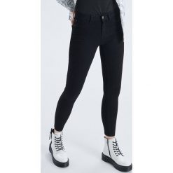 Jeansy push up - Czarny. Czarne jeansy damskie marki Cropp. Za 79,99 zł.