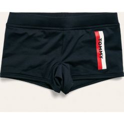 Tommy Hilfiger - Kąpielówki dziecięce 104-164 cm. Niebieskie kąpielówki chłopięce TOMMY HILFIGER, z nadrukiem, z elastanu. Za 159,90 zł.
