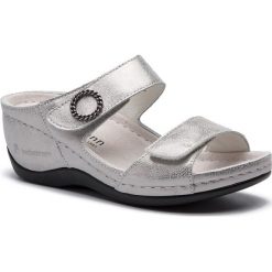 Klapki BERKEMANN - Merrit 01764 Altsilber/Glitter 144. Szare klapki damskie Berkemann, z aplikacjami, ze skóry, bez obcasa, na obcasie. W wyprzedaży za 289,00 zł.