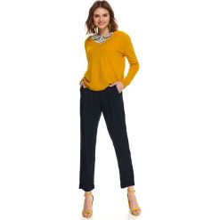 Sweter damski z dekoltem w serek. Żółte swetry damskie Top Secret, na lato, bez wzorów, klasyczne, bez rękawów, bez kaptura. W wyprzedaży za 39,99 zł.