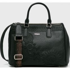 Desigual - Torebka. Czarne torebki klasyczne damskie marki Desigual, w paski, z poliesteru, casualowe, na ramię, duże, bez dodatków. Za 349,90 zł.