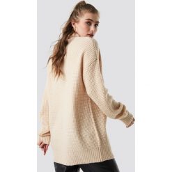 Linn Ahlborg x NA-KD Gruby sweter z golfem - Beige. Brązowe golfy damskie marki Linn Ahlborg x NA-KD, z dzianiny. Za 181,95 zł.