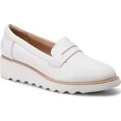 Półbuty CLARKS - Sharon Ranch 261406514 White. Białe półbuty damskie Clarks, bez wzorów, ze skóry ekologicznej, bez obcasa, na koturnie, bez zapięcia. W wyprzedaży za 239,00 zł.