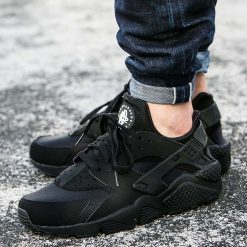 BUTY NIKE AIR HUARACHE "TRIPLE BLACK" (318429-003). Czarne buty sportowe męskie Nike, z tkaniny, bez zapięcia. Za 379,99 zł.