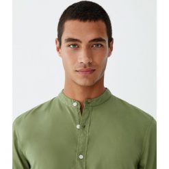 Koszula basic ze stójką. Brązowe koszule męskie Pull&Bear, m, bez wzorów, ze stójką, bez rękawów. Za 48,90 zł.