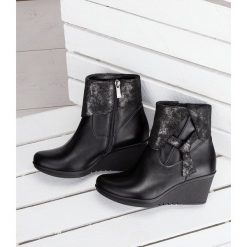 Botki damskie Pesco 1881 Czarne. Czarne botki damskie PESCO, ze skóry, eleganckie, bez obcasa, na koturnie, bez zapięcia. Za 259,00 zł.