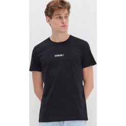 T-shirt z napisem - Czarny. Czarne t-shirty męskie House, s, z napisami, bez kołnierzyka. Za 29,99 zł.