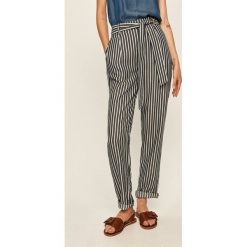 Tommy Jeans - Spodnie. Niebieskie spodnie damskie Tommy Jeans, w paski, z lyocellu. W wyprzedaży za 239,90 zł.