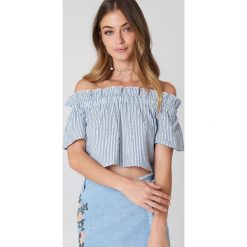 Debiflue x NA-KD Top z odkrytymi ramionami - Blue. Niebieskie topy damskie marki Debiflue x NA-KD, bez wzorów, z bawełny, bez kołnierzyka. W wyprzedaży za 60,97 zł.