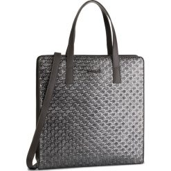 Torebka MONNARI - BAG8290-022 Silver. Szare torebki klasyczne damskie Monnari, bez wzorów, ze skóry ekologicznej, klasyczne, bez dodatków. W wyprzedaży za 199,00 zł.