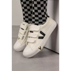 Białe trampki na rzep casu 20n1/w. Białe trampki dziewczęce Casu, bez wzorów, z materiału, bez zapięcia. Za 34,99 zł.