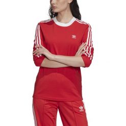 KLASYCZNA KOSZULKA Z LOGO TREFOIL I SPORTOWYMI DETALAMI. (40). Czerwone t-shirty damskie Adidas, bez wzorów, z bawełny, klasyczne, z klasycznym kołnierzykiem. W wyprzedaży za 129,99 zł.