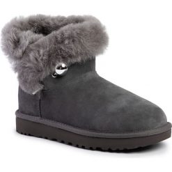 Buty UGG - W Classic Fluff Pin Mini 1105609 Chrc. Szare kozaki damskie Ugg, ze skóry, bez obcasa, bez zapięcia. W wyprzedaży za 519,00 zł.