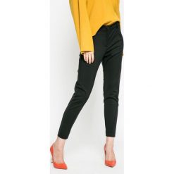 Vero Moda - Spodnie Victoria. Czarne spodnie damskie Vero Moda, s, z elastanu. W wyprzedaży za 99,90 zł.