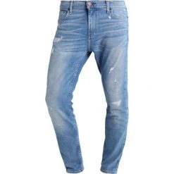 Hollister Co. ANKLE Jeansy Slim Fit medium repair. Niebieskie rurki męskie Hollister Co. W wyprzedaży za 136,95 zł.
