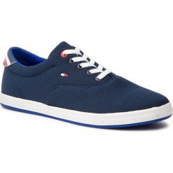 Tenisówki TOMMY HILFIGER - Essential Oxford Textile Sneaker FM0FM02052 Midnight 403. Niebieskie półbuty męskie TOMMY HILFIGER, bez wzorów, z gumy, bez zapięcia. Za 299,00 zł.