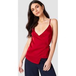 Linn Ahlborg x NA-KD Kopertowy top z satyny - Red. Czerwone topy damskie marki Linn Ahlborg x NA-KD, bez wzorów, z satyny, bez kołnierzyka. W wyprzedaży za 56,50 zł.