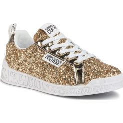 Sneakersy VERSACE JEANS COUTURE - E0VZASP1 71621 901. Żółte półbuty damskie Versace Jeans Couture, bez wzorów, z jeansu, bez obcasa, na płaskiej podeszwie, bez zapięcia. Za 699,00 zł.