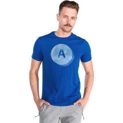 Armani Exchange Koszulka Niebieski. Niebieskie podkoszulki męskie Armani Exchange, l, z nadrukiem, z bawełny, z krótkim rękawem. Za 283,95 zł.