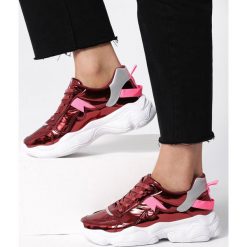 Bordowe Sneakersy Violettice. Czerwone sneakersy damskie Born2be. Za 99,99 zł.