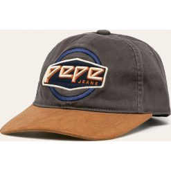 Pepe Jeans - Czapka Izan. Szare czapki męskie Pepe Jeans, z aplikacjami, z bawełny. W wyprzedaży za 89,90 zł.
