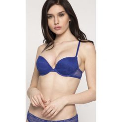 Tommy Hilfiger - Biustonosz. Niebieskie biustonosze push up marki TOMMY HILFIGER, z haftami, z elastanu. W wyprzedaży za 99,90 zł.