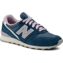 Sneakersy NEW BALANCE - WL996AE Niebieski. Niebieskie półbuty damskie New Balance, na co dzień, bez wzorów, z zamszu, bez obcasa, na płaskiej podeszwie, bez zapięcia. W wyprzedaży za 249,00 zł.